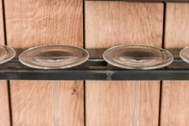 Çatı katı tarzında bir ahşap taban gözlük için demir stand