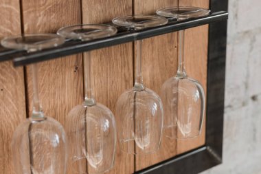 Çatı katı tarzında bir ahşap taban gözlük için demir stand