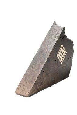 Beyaz bir arka plan üzerinde eski bir meşe ağacının bir ürün