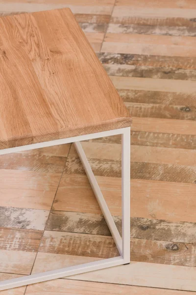 Прикроватный деревянный стол в стиле лофт в комнате из дерева — стоковое фото