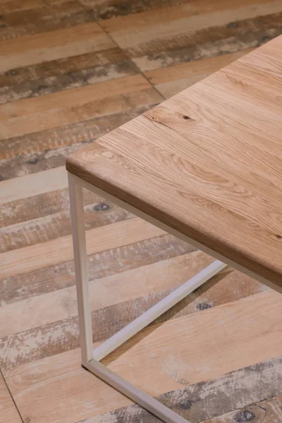 木质房内阁楼式的床头木桌 — 图库照片