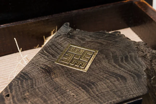 Beyaz bir arka plan üzerinde içinde bir hatıra ile ahşap kutu