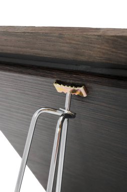 Beyaz zemin üzerinde bir çerçeve için demir stand