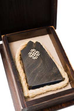 Beyaz bir arka plan üzerinde içinde bir hatıra ile ahşap kutu