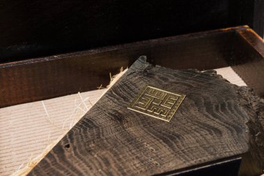 Beyaz bir arka plan üzerinde içinde bir hatıra ile ahşap kutu