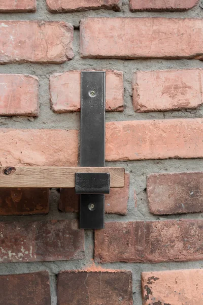 Étagère en bois et métal accrochée à un mur de briques en style loft — Photo