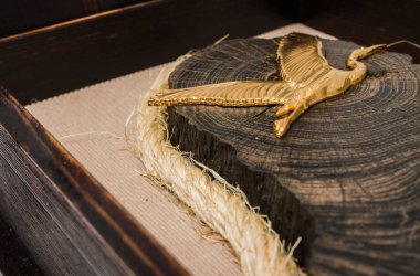 Beyaz bir arka plan üzerinde içinde bir hatıra ile ahşap kutu