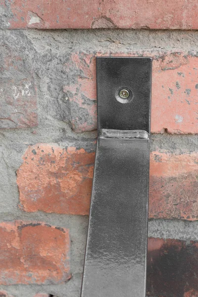 Étagère en bois et métal accrochée à un mur de briques en style loft — Photo