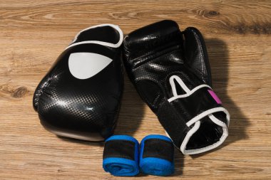 Boksörler profesyonel kıyafet ahşap arka plan üzerinde