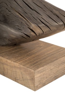 Beyaz bir arka plan üzerinde eski bir meşe ağacının kökleri yapılmış bir ürün. İzole görüntü