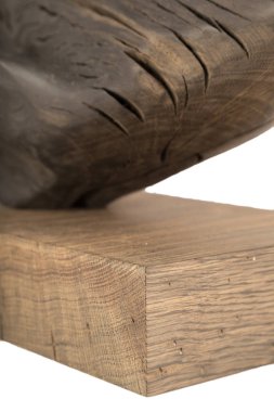 Beyaz bir arka plan üzerinde eski bir meşe ağacının kökleri yapılmış bir ürün. İzole görüntü