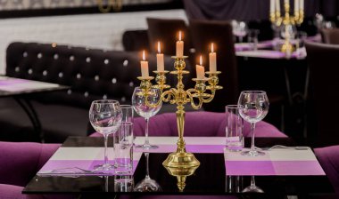 Gözlük ve bir restoran cam tabloda bir şamdan. Romantik ortam