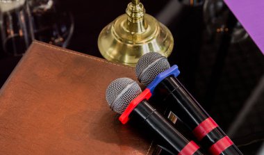 Gözlük ve bir restoran cam tabloda bir şamdan. Romantik ortam. Karaoke için mikrofonlar