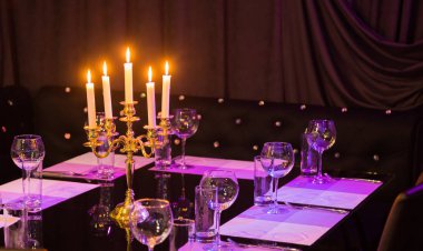 Gözlük ve bir restoran cam tabloda bir şamdan. Romantik ortam