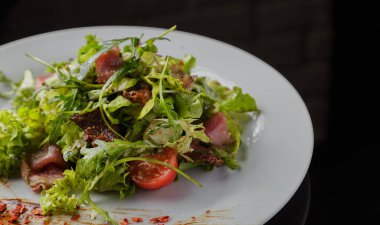 Cam arka plan üzerinde bir tabakta sebze salatası