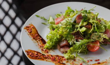 Cam arka plan üzerinde bir tabakta sebze salatası