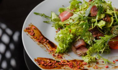 Cam arka plan üzerinde bir tabakta sebze salatası