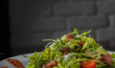 Cam arka plan üzerinde bir tabakta sebze salatası