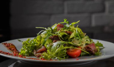 Cam arka plan üzerinde bir tabakta sebze salatası