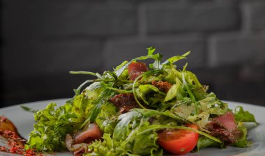 Cam arka plan üzerinde bir tabakta sebze salatası