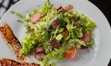 Cam arka plan üzerinde bir tabakta sebze salatası