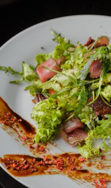 Cam arka plan üzerinde bir tabakta sebze salatası