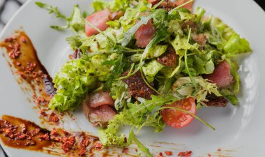 Cam arka plan üzerinde bir tabakta sebze salatası