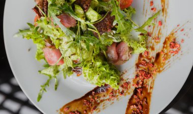 Cam arka plan üzerinde bir tabakta sebze salatası