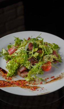 Cam arka plan üzerinde bir tabakta sebze salatası