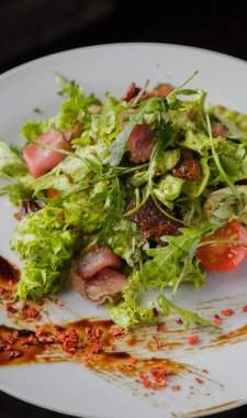 Cam arka plan üzerinde bir tabakta sebze salatası