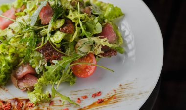 Cam arka plan üzerinde bir tabakta sebze salatası