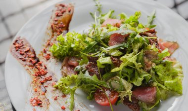 Cam arka plan üzerinde bir tabakta sebze salatası