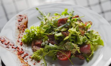 Cam arka plan üzerinde bir tabakta sebze salatası