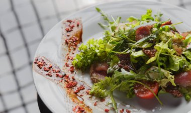 Cam arka plan üzerinde bir tabakta sebze salatası