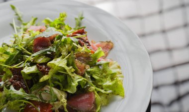 Cam arka plan üzerinde bir tabakta sebze salatası