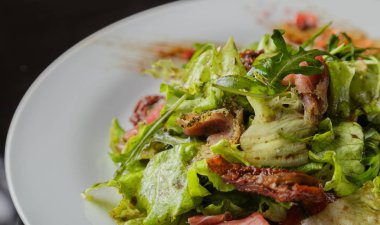 Cam arka plan üzerinde bir tabakta sebze salatası