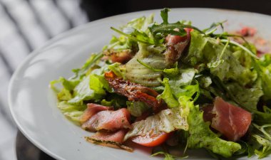 Cam arka plan üzerinde bir tabakta sebze salatası