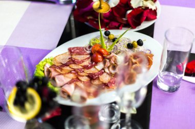 Tatil tablo farklı lezzetli yemekleri ile hizmet