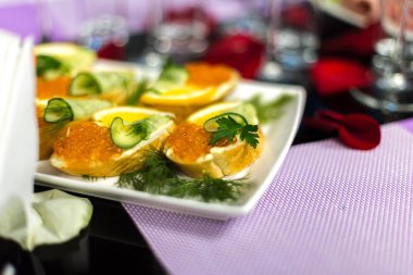 Tatil tablo farklı lezzetli yemekleri ile hizmet