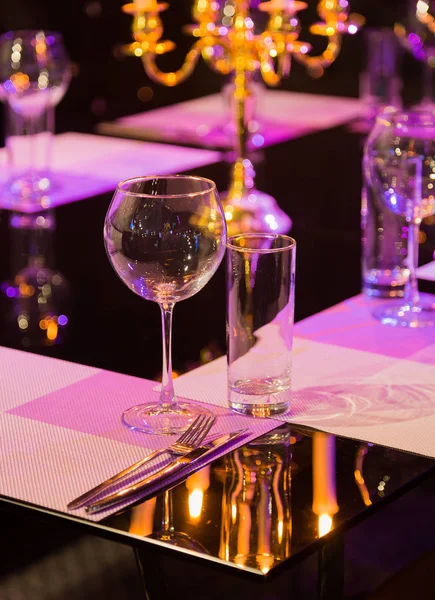Table service in the restaurant. Transparent clean glasses and wine glasses. — Stock Photo, Image
