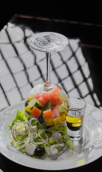 Insalata greca con salsa e spezie su sfondo di vetro — Foto Stock