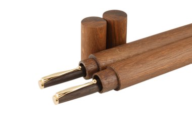 Beyaz bir arka plan olarak depolamak bir tüp ile ahşap top kalem