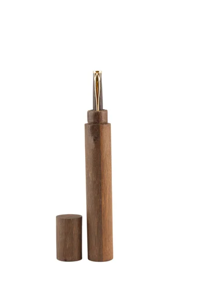 Drewniany długopis z rurą do magazynu na białym tle — Zdjęcie stockowe
