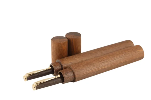 Bolígrafo de madera con un tubo para almacenar sobre un fondo blanco —  Fotos de Stock