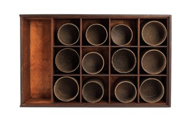 Eski ahşap kutu içinde ahşap gözlüklü