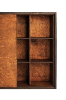 Beyaz arkaplanda izole edilmiş eski ahşap kutu