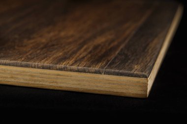 Ahşap siyah bir arka plan üzerine yapılmış ahşap ürün