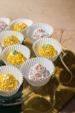 Sarı ve beyaz kek bir cam stand beyaz bardak