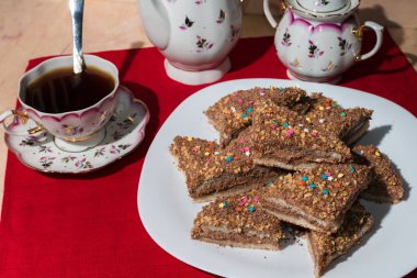 Yıldız beyaz bir plaka üzerinde renkli bir tutam ile kek