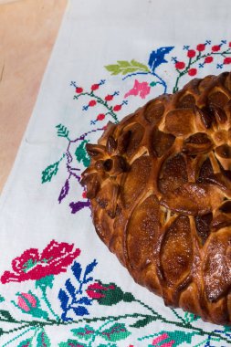 Taze kırmızı taze pasta yalanlar havlu üzerine pişmiş